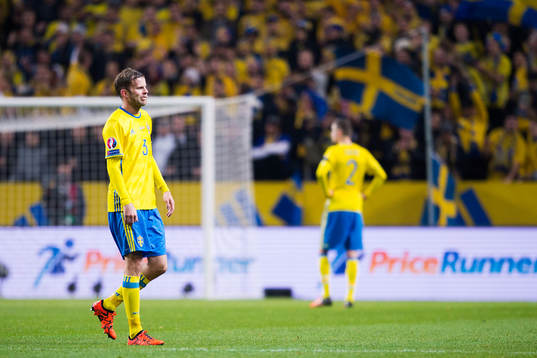 Sveriges Mikael Antonsson deppar när han byts ut