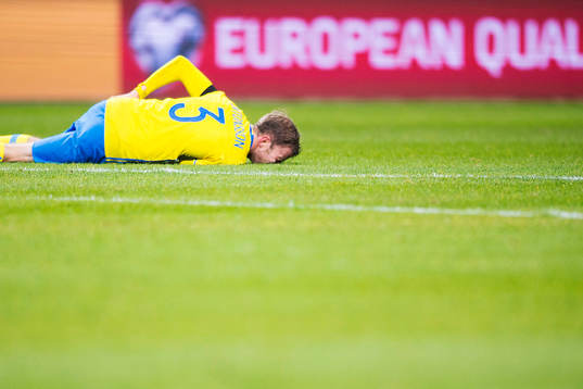 Sveriges Mikael Antonsson har ont