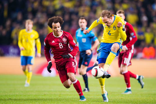 Danmarks Martin Braithwaite och Sveriges Andreas Granqvist