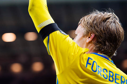 Sveriges Emil Forsberg med en sorgebindel