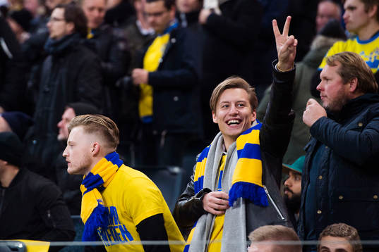 En svensk supporter jublar