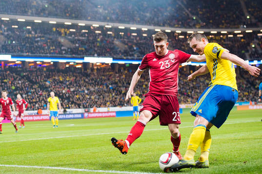 Danmarks Pierre Höjbjerg mot Sveriges Kim Källström