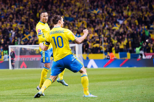 Sveriges Martin Olsson och Zlatan Ibrahimovic jublar