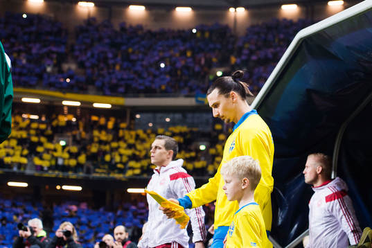 Sveriges Zlatan Ibrahimovic går in på planen
