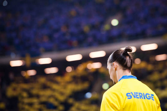 Sveriges Zlatan Ibrahimovic går in på planen