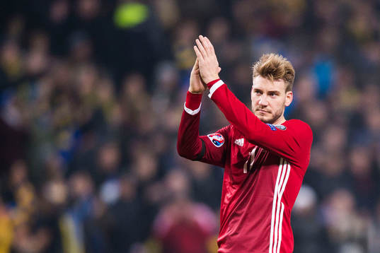 Danmarks Nicklas Bendtner tackar publiken