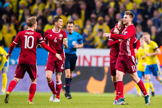 Danmarks Nicklas Bendtner (th) kramar om Nicolai Jörgensen