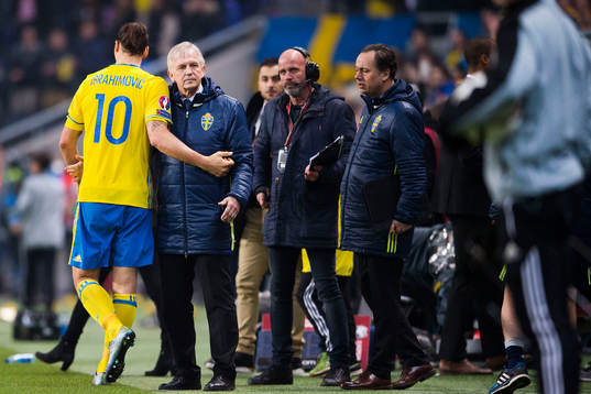 Sveriges Zlatan Ibrahimovic kramar om landslagschef Lars