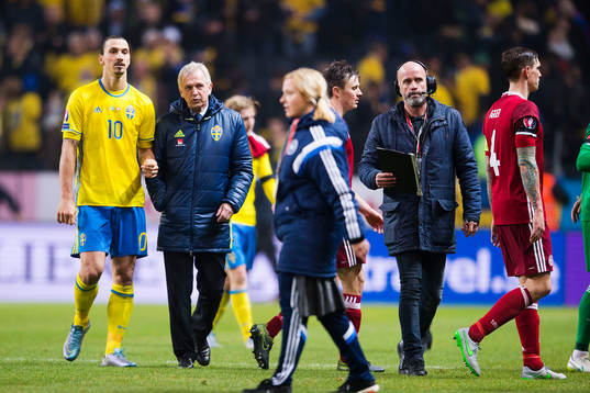 Sveriges Zlatan Ibrahimovic och landslagschef Lars Richt