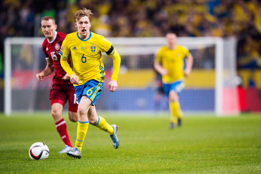 Danmarks Thomas Kahlenberg jagar Sveriges Emil Forsberg