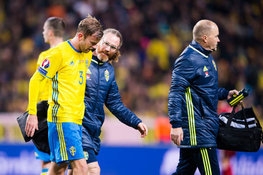 Sveriges Mikael Antonsson får hjälp av planen