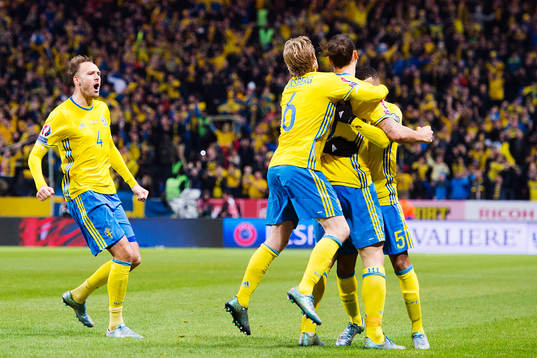 Sveriges Andreas Granqvist och Emil Forsberg kramar om