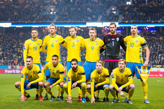 Sveriges spelare står uppställda för en lagbild Övre