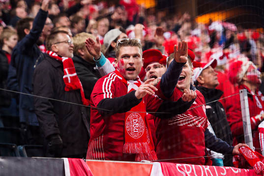 Danska supportrar jublar