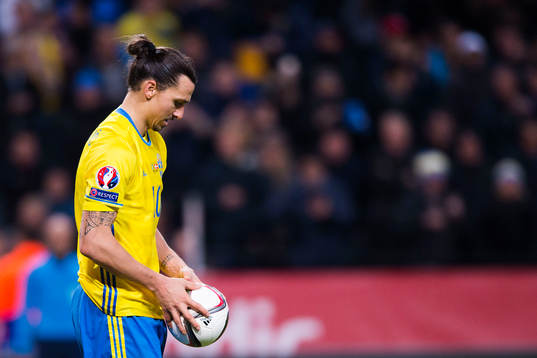 Sveriges Zlatan Ibrahimovic hämtar bollen för att lägga