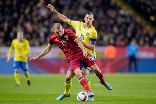 Danmarks Thomas Kahlenberg fälls av Sveriges Zlatan