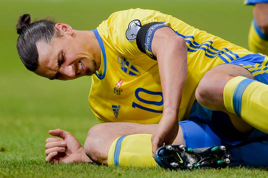 Sveriges Zlatan Ibrahimovic har ont