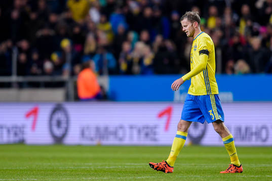 Sveriges Mikael Antonsson deppar när han lämnar planen