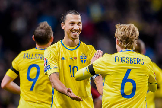 Sveriges Zlatan Ibrahimovic jublar med Emil Forsberg