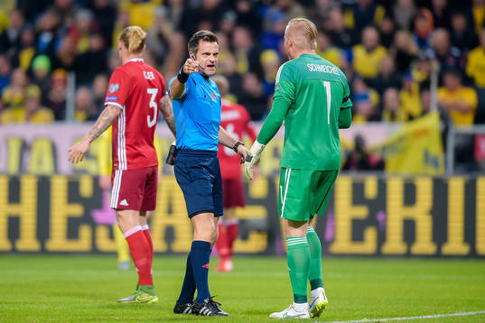 Matchens domare Nicola Rizzoli i samtal med Danmarks