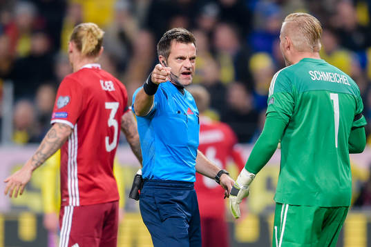 Matchens domare Nicola Rizzoli i samtal med Danmarks