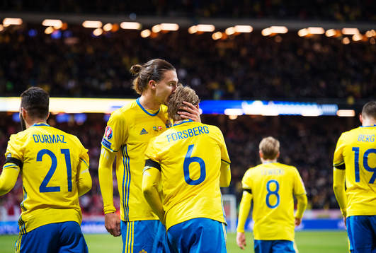 Sveriges Erik Johansson kramar om Emil Forsberg