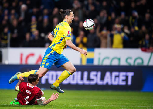 Danmarks Daniel Agger fäller Sveriges Zlatan Ibrahimovic
