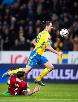 Danmarks Daniel Agger fäller Sveriges Zlatan Ibrahimovic