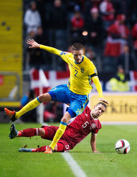 Sveriges Mikael Lustig tar sig förbi Danmarks Riza Durmisi
