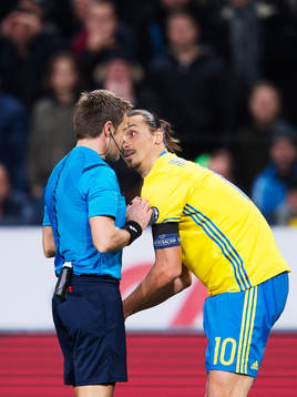 Domare Nicola Rizzoli i samtal med Sveriges Zlatan