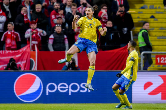 Sveriges Zlatan Ibrahimovic och Martin Olsson jublar