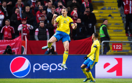 Sveriges Zlatan Ibrahimovic och Martin Olsson jublar