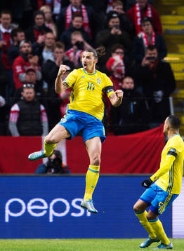Sveriges Zlatan Ibrahimovic och Martin Olsson jublar