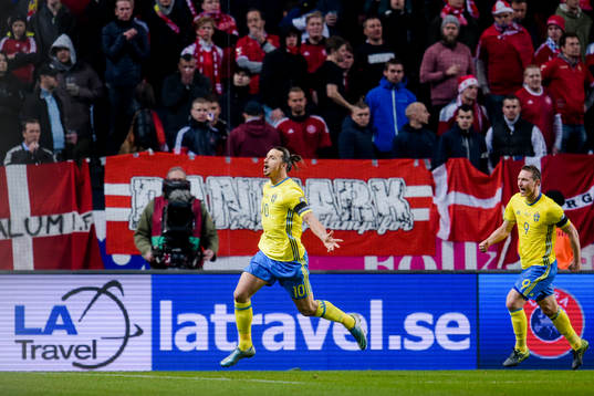 Sveriges Zlatan Ibrahimovic och Kim Källström jublar