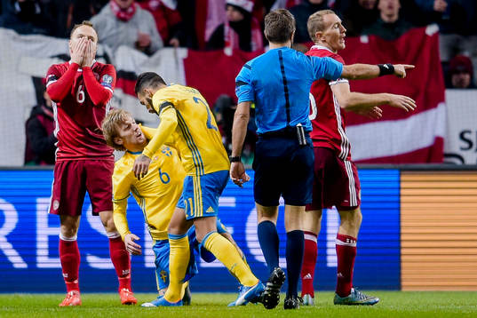 Sveriges Jimmy Durmaz och Emil Forsberg firar en situation
