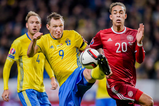 Sveriges Kim Källström och Danmarks Daniel Wass