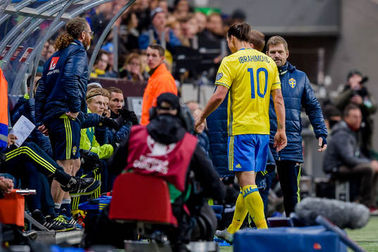 Sveriges Zlatan Ibrahimovic deppar när han lämnar planen
