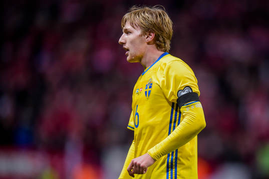 Sveriges Emil Forsberg med sorgeband för att hedra offren