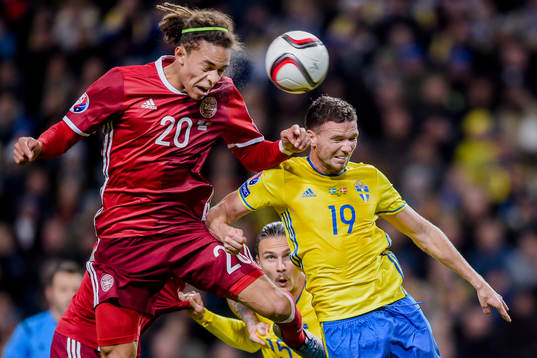 Danmarks Yussuf Poulsen i en nickduell med Sveriges Marcus