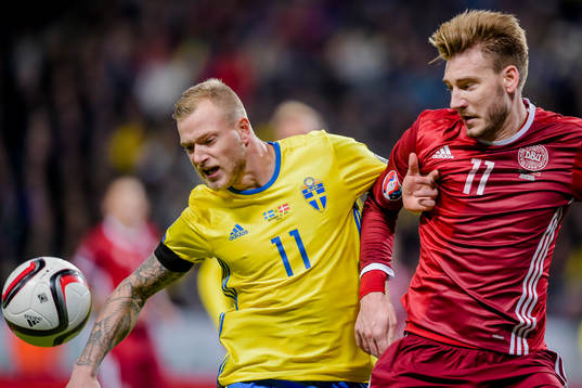 Sveriges John Guidetti och Danmarks Nicklas Bendtner