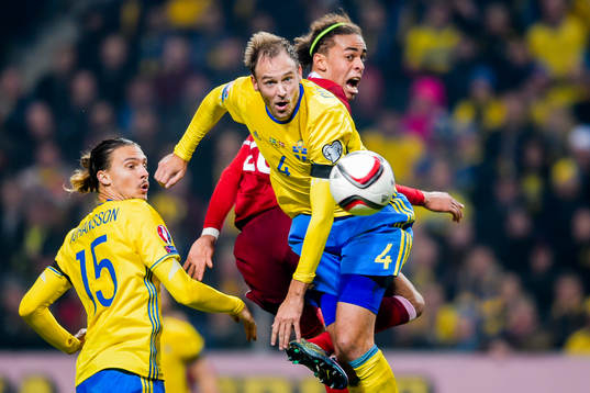 Sveriges Erik Johansson och Andreas Granqvist i en