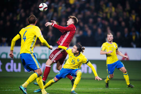 Danmarks Nicklas Bendtner utmanar Sveriges Erik Johansson
