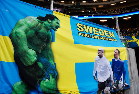 En banderoll med Sveriges Zlatan Ibrahimovic som hulk