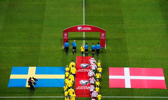 Lagen gör entré till fotbollsmatchen i EM-kvalets playoff