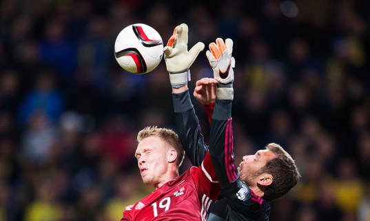 Danmarks Nicolai Jörgensen utmanar Sveriges målvakt