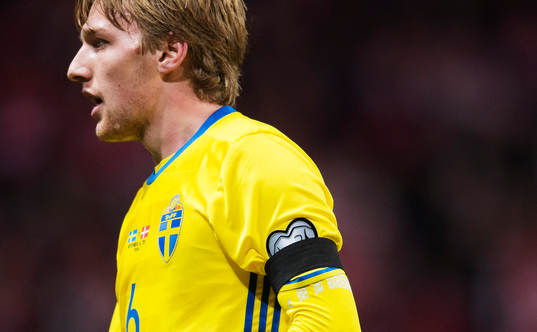 Sveriges Emil Forsberg med ett sorgeband för att hedra