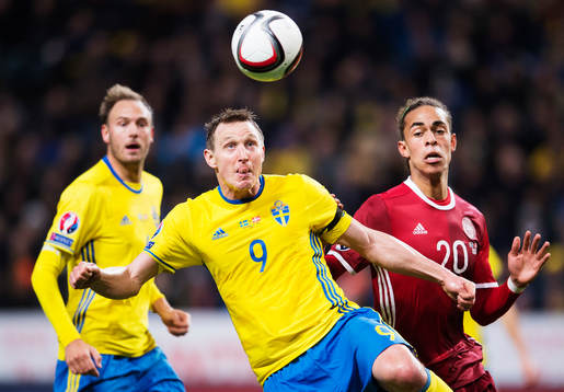 Sveriges Kim Källström och Danmarks Yussuf Poulsen