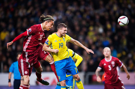Danmarks Yussuf Poulsen vinner en luftduell mot Sveriges