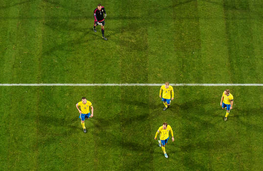 Sveriges Kim Källström, målvakt Andreas Isaksson,
