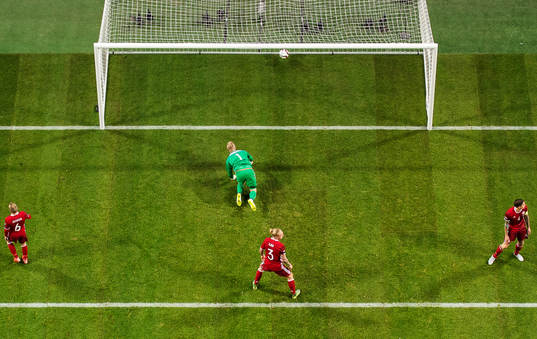 Danmarks Lars Jacobsen, målvakt Kasper Schmeichel, Simon